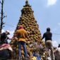 Gunungan durian dipajang di halaman Balai Desa Kronto, Kecamatan Lumbang, Kabupaten Pasuruan dalam rangka selamatan desa yang dihadiri warga dan Bupati Pasuruan.