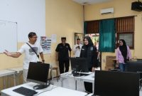 Bupati Banyuwangi Ipuk Fiestiandani meninjau kesiapan pelaksanaan Tes Kemampuan Akademik (TKA) di salah satu SMP di Banyuwangi.