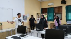 Bupati Banyuwangi Ipuk Fiestiandani meninjau kesiapan pelaksanaan Tes Kemampuan Akademik (TKA) di salah satu SMP di Banyuwangi.