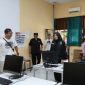 Bupati Banyuwangi Ipuk Fiestiandani meninjau kesiapan pelaksanaan Tes Kemampuan Akademik (TKA) di salah satu SMP di Banyuwangi.