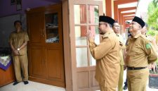 Bupati Sumenep Achmad Fauzi Wongsojudo bersama Kepala Dinas Pendidikan Kabupaten Sumenep, Moh. Ihsan, meninjau langsung pelaksanaan Tes Kemampuan Akademik (TKA) jenjang SMP di salah satu sekolah di Sumenep.