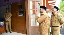 Bupati Sumenep Achmad Fauzi Wongsojudo bersama Kepala Dinas Pendidikan Kabupaten Sumenep, Moh. Ihsan, meninjau langsung pelaksanaan Tes Kemampuan Akademik (TKA) jenjang SMP di salah satu sekolah di Sumenep.