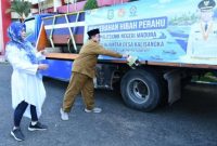 Kegiatan prosesi simbolis penghancuran kendi sebagai tanda dimulainya pemanfaatan bantuan bagi masyarakat.