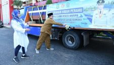 Kegiatan prosesi simbolis penghancuran kendi sebagai tanda dimulainya pemanfaatan bantuan bagi masyarakat.