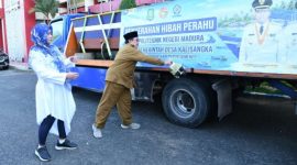 Kegiatan prosesi simbolis penghancuran kendi sebagai tanda dimulainya pemanfaatan bantuan bagi masyarakat.