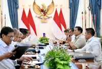 Presiden Prabowo Subianto memimpin rapat terbatas di Istana Merdeka, Jakarta, membahas percepatan program perumahan rakyat secara nasional.