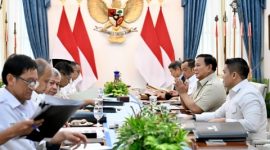 Presiden Prabowo Subianto memimpin rapat terbatas di Istana Merdeka, Jakarta, membahas percepatan program perumahan rakyat secara nasional.