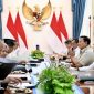 Presiden Prabowo Subianto memimpin rapat terbatas di Istana Merdeka, Jakarta, membahas percepatan program perumahan rakyat secara nasional.
