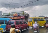 Kondisi kemacetan di Jalan Adirasa, sisi selatan Pasar Anom Sumenep, akibat parkir sembarangan kendaraan dan aktivitas bongkar muat truk.