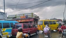 Kondisi kemacetan di Jalan Adirasa, sisi selatan Pasar Anom Sumenep, akibat parkir sembarangan kendaraan dan aktivitas bongkar muat truk.