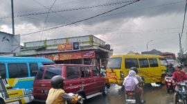 Kondisi kemacetan di Jalan Adirasa, sisi selatan Pasar Anom Sumenep, akibat parkir sembarangan kendaraan dan aktivitas bongkar muat truk.