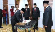 Bupati Sumenep Achmad Fauzi Wongsojudo melantik pejabat eselon II di lingkungan Pemkab Sumenep di Graha Adirasa, Rabu (8/4/2026).
