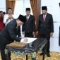 Bupati Sumenep Achmad Fauzi Wongsojudo melantik pejabat eselon II di lingkungan Pemkab Sumenep di Graha Adirasa, Rabu (8/4/2026).