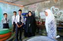 Siswa SMPN 3 Banyuwangi mengolah sampah organik menjadi kompos dan produk ramah lingkungan saat dikunjungi Bupati Banyuwangi.