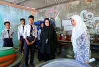 Siswa SMPN 3 Banyuwangi mengolah sampah organik menjadi kompos dan produk ramah lingkungan saat dikunjungi Bupati Banyuwangi.