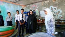 Siswa SMPN 3 Banyuwangi mengolah sampah organik menjadi kompos dan produk ramah lingkungan saat dikunjungi Bupati Banyuwangi.
