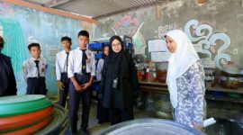 Siswa SMPN 3 Banyuwangi mengolah sampah organik menjadi kompos dan produk ramah lingkungan saat dikunjungi Bupati Banyuwangi.