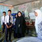 Siswa SMPN 3 Banyuwangi mengolah sampah organik menjadi kompos dan produk ramah lingkungan saat dikunjungi Bupati Banyuwangi.