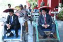 Bupati Sumenep Achmad Fauzi Wongsojudo bersama Wakil Bupati KH Imam Hasyim menggunakan becak sebagai transportasi menuju rumah dinas dalam program hemat BBM, Rabu (8/4/2026).