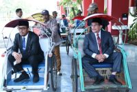 Bupati Sumenep Achmad Fauzi Wongsojudo bersama Wakil Bupati KH Imam Hasyim menggunakan becak sebagai transportasi menuju rumah dinas dalam program hemat BBM, Rabu (8/4/2026).