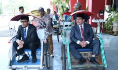 Bupati Fauzi Naik Becak, Pemkab Sumenep Terapkan Rabu Transportasi Non-BBM