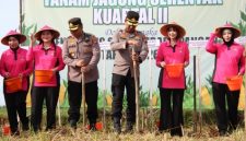 Kapolres Sumenep AKBP Anang Hardiyanto bersama Bhayangkari dan pejabat utama saat melakukan penanaman jagung serentak di Desa Paberasan, Kamis (9/4/2026).