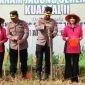 Kapolres Sumenep AKBP Anang Hardiyanto bersama Bhayangkari dan pejabat utama saat melakukan penanaman jagung serentak di Desa Paberasan, Kamis (9/4/2026).