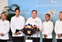 Menteri Koordinator Bidang Perekonomian Airlangga Hartarto memberikan keterangan kepada awak media usai rapat kerja pemerintah di Kompleks Istana Kepresidenan Jakarta, Rabu (8/4/2026).