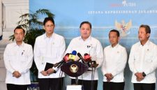 Menteri Koordinator Bidang Perekonomian Airlangga Hartarto memberikan keterangan kepada awak media usai rapat kerja pemerintah di Kompleks Istana Kepresidenan Jakarta, Rabu (8/4/2026).