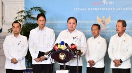 Menteri Koordinator Bidang Perekonomian Airlangga Hartarto memberikan keterangan kepada awak media usai rapat kerja pemerintah di Kompleks Istana Kepresidenan Jakarta, Rabu (8/4/2026).