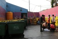 Petugas melakukan penertiban aktivitas pemulung di Tempat Penampungan Sementara (TPS) Kota Surabaya guna menjaga kelancaran pengelolaan sampah.