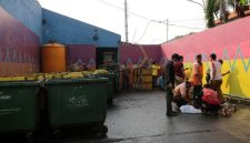 Petugas melakukan penertiban aktivitas pemulung di Tempat Penampungan Sementara (TPS) Kota Surabaya guna menjaga kelancaran pengelolaan sampah.