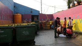 Petugas melakukan penertiban aktivitas pemulung di Tempat Penampungan Sementara (TPS) Kota Surabaya guna menjaga kelancaran pengelolaan sampah.