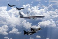 Pesawat Kepresidenan yang membawa Presiden Prabowo Subianto mendapat pengawalan jet tempur TNI AU dalam penerbangan menuju Yogyakarta, Kamis (9/4/2026).