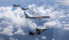 Pesawat Kepresidenan yang membawa Presiden Prabowo Subianto mendapat pengawalan jet tempur TNI AU dalam penerbangan menuju Yogyakarta, Kamis (9/4/2026).