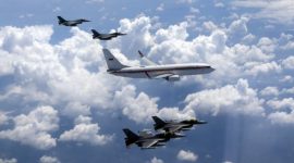 Pesawat Kepresidenan yang membawa Presiden Prabowo Subianto mendapat pengawalan jet tempur TNI AU dalam penerbangan menuju Yogyakarta, Kamis (9/4/2026).