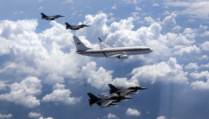 Pesawat Kepresidenan yang membawa Presiden Prabowo Subianto mendapat pengawalan jet tempur TNI AU dalam penerbangan menuju Yogyakarta, Kamis (9/4/2026).