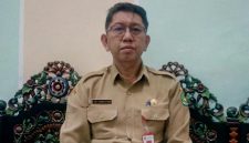 Kepala Disdukcapil Sumenep, R. Syahwan Efenfi, saat memberikan keterangan terkait capaian layanan administrasi kependudukan dan inovasi digital yang terus dikembangkan.