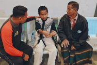 Asraf Nabiul Awal saat diserahkan kepada orang tuanya di Terminal Arya Wiraraja Sumenep setelah ditemukan di Terminal Bungurasih Surabaya.