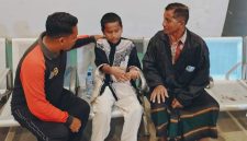 Asraf Nabiul Awal saat diserahkan kepada orang tuanya di Terminal Arya Wiraraja Sumenep setelah ditemukan di Terminal Bungurasih Surabaya.