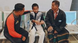 Asraf Nabiul Awal saat diserahkan kepada orang tuanya di Terminal Arya Wiraraja Sumenep setelah ditemukan di Terminal Bungurasih Surabaya.