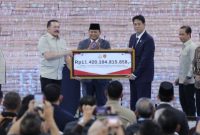 Presiden Prabowo Subianto menyaksikan penyerahan hasil penyelamatan keuangan negara oleh Kejaksaan Agung di Jakarta.