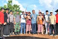 Sekdakab Sumenep Agus Dwi Saputra foto bersama pada Festival Ojung di Pantai Galung, Desa Juruan Daya, Kecamatan Batuputih, Minggu (12/04/2026).