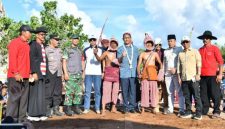 Sekdakab Sumenep Agus Dwi Saputra foto bersama pada Festival Ojung di Pantai Galung, Desa Juruan Daya, Kecamatan Batuputih, Minggu (12/04/2026).
