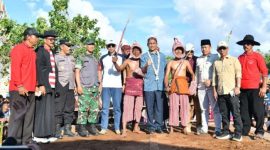 Sekdakab Sumenep Agus Dwi Saputra foto bersama pada Festival Ojung di Pantai Galung, Desa Juruan Daya, Kecamatan Batuputih, Minggu (12/04/2026).