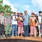 Sekdakab Sumenep Agus Dwi Saputra foto bersama pada Festival Ojung di Pantai Galung, Desa Juruan Daya, Kecamatan Batuputih, Minggu (12/04/2026).
