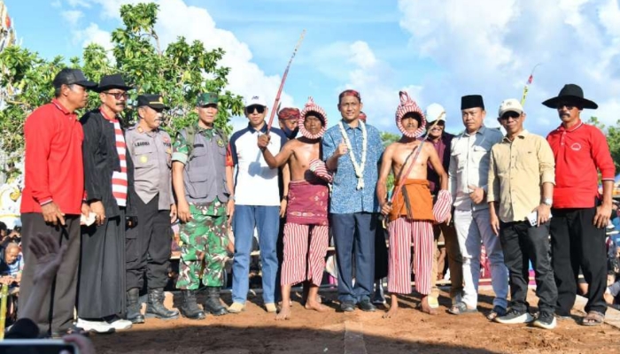Sekdakab Sumenep Agus Dwi Saputra foto bersama pada Festival Ojung di Pantai Galung, Desa Juruan Daya, Kecamatan Batuputih, Minggu (12/04/2026).