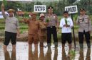 Kapolres Sumenep bersama jajaran dan DKPP Sumenep serta petani melakukan penanaman padi dan jagung hibrida secara simbolis di Desa Legung Barat, Kecamatan Batang-Batang.