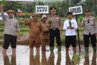 Kapolres Sumenep bersama jajaran dan DKPP Sumenep serta petani melakukan penanaman padi dan jagung hibrida secara simbolis di Desa Legung Barat, Kecamatan Batang-Batang.