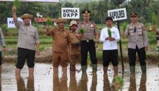 Kapolres Sumenep bersama jajaran dan DKPP Sumenep serta petani melakukan penanaman padi dan jagung hibrida secara simbolis di Desa Legung Barat, Kecamatan Batang-Batang.